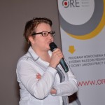 Minister Joanna Berdzik podczas przemówienia na konferencji „W kierunku dobrej szkoły” w Ełku