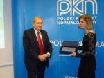 Prezes Polskiego Komitetu NormalizacyjnegoTomasz Schweitzer wręcza nagrodę Dorocie Niedźwiedź