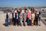 Grupa edukatorów na tarasie Instytutu Yad Vashem