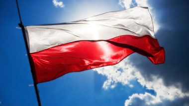 flaga Polski powiewająca na wietrze