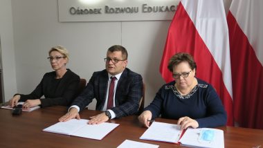 od lewej: Agnieszka Karczewska- Gzik, kierownik Wydziału Rozwoju Kompetencji Społecznych i Obywatelskich, Tomasz Madej, p.o Dyrektor Ośrodka Rozwoju Edukacji, Grażyna Wiśniewska Wicedyrektor Ośrodka Rozwoju Edukacji