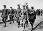 Marszałek Józef Piłsudski w asyście współpracowników udaje się na spotkanie z Prezydentem RP Stanisławem Wojciechowskim na moście Poniatowskiego w Warszawie, 12 maja 1926 r.