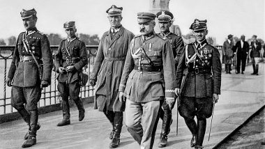 Marszałek Józef Piłsudski w asyście współpracowników udaje się na spotkanie z Prezydentem RP Stanisławem Wojciechowskim na moście Poniatowskiego w Warszawie, 12 maja 1926 r.