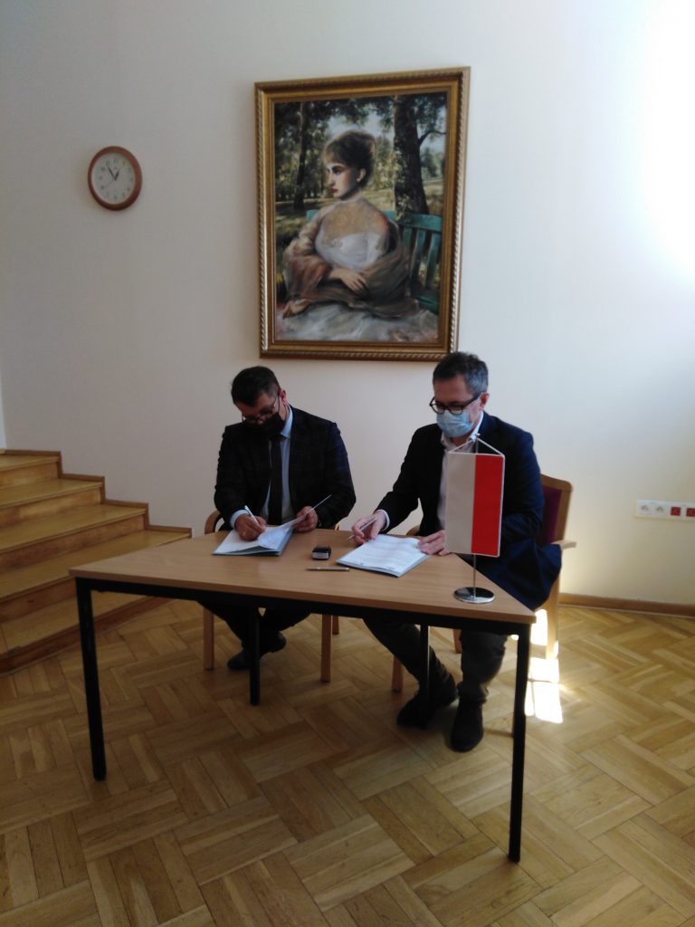Od lewej Tomasz Madej – p.o. Dyrektor Ośrodka Rozwoju Edukacji w Warszawie, Robert Supeł – Dyrektor Muzeum Józefa Piłsudskiego w Sulejówku podpisują porozumienie o współpracy