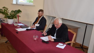 z lewej Michał Gniadek-Zieliński – referent WRKSO, z prawej Stanisław Zubek – Wicedyrektor ORE