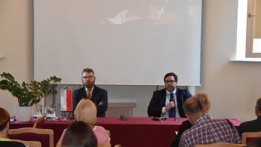 z lewej Michał Gniadek-Zieliński – referent WRKSO, z prawej dr hab. Rafał Łatka – Instytut Pamięci Narodowej