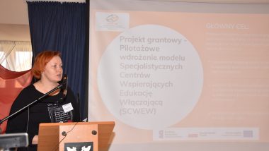 Lider Specjalistycznego Centrum Wspierającego Edukację Włączającą Monika Dąbkowska wygłasza prelekcję podczas konferencji inauguracyjnej w Bartoszycach;