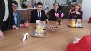 spotkanie w CS Sulejówek z Yulią Klymenko - zdjęcie grupowe przy stole