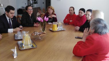 spotkanie Yulii Klymenko z ukraińskimi mieszkańcami CS Sulejówek - zdjęcie grupowe przy stole