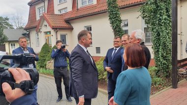 Przywitanie Ministra prezed budynkiem CS w Sulejówku
