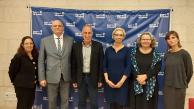 Od lewej: Richelle Budd-Kaplan, dyrektor ds. Współpracy Międzynarodowej Szkoły Yad Vashem; Tomasz Pitucha, wicedyrektor Ośrodka Rozwoju Edukacji; dr Gilad Olshteyn, dyrektor Szkoły Yad Vashem; Agnieszka Karczewska-Gzik, kierownik Wydziału Kompetencji Społecznych i Obywatelskich ORE; dr Noa Mkayton, kierownik Wydziału Międzynarodowych Szkoleń dla Nauczycieli w Szkole Yad Vashem; Katarzyna Czerwonogóra, koordynator programu