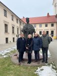 Delegacja z ORE przed pomnikiem Macieja Miechowity