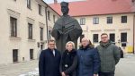 Delegacja z ORE przed pomnikiem Macieja Miechowity
