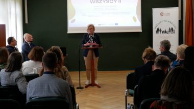 wystąpienie Pani Minister Marzeny Machałek na konferencji Specjalistycznego Centrum Wspierającego Edukację Włączającą w Laskach. Po lewej i prawej stronie zdjęcia uczestnicy wydarzenia.