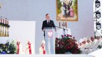 Andrzej Duda Prezydent Rzeczypospolitej Polskiej, w tle obraz Rodziny Ulmów autorstwa artysty malarza Olega Czyżowskiego