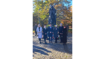 delegacja Pomorskiego Kuratorium Oświaty i Ośrodka Rozwoju Edukacji w Warszawie przed pomnikiem Marszałka Józefa Piłsudskiego w Gdańsku