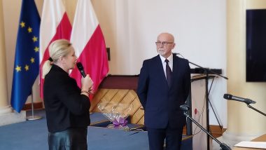wicedyrektor Marzenna Habib wita w siedzibie ORE nowego dyrektora Andrzeja Suchenka