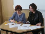 Wicedyrektor ORE Beata Jancarz-Łanczkowska oraz Aleksandra Joniec-Kur podczas podpisywania porozumień ze szkołami
