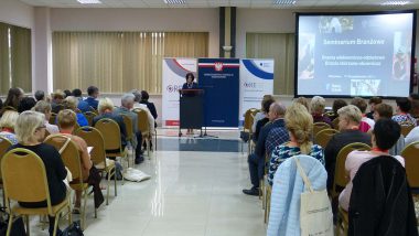 Inauguracja seminarium_na mównicy ekspert ORE Urszula Blicharz